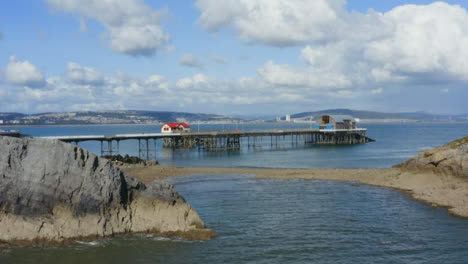 Drohnenschuss-Nähert-Sich-Murmelt-Pier-In-Swansea-04