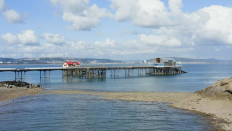 Drohnenschuss-Nähert-Sich-Murmelt-Pier-In-Swansea-06