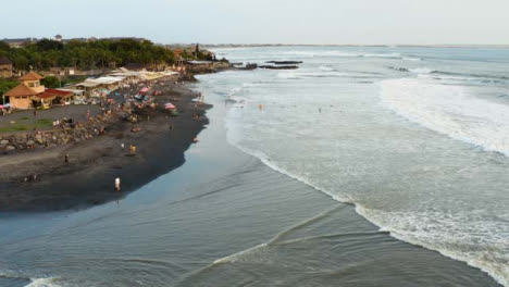 Drone-Shot-Rastreando-Olas-Acercándose-A-Echo-Beach