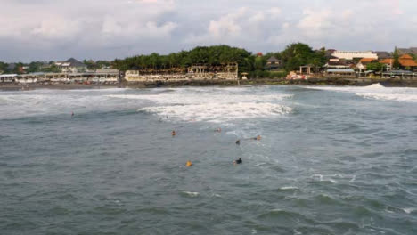 Drone-Shot-Orbitando-Surfistas-Esperando-Ola