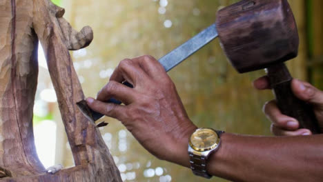 Primer-Plano-De-Mano-De-Talladores-De-Madera-Manos-Con-Cincel