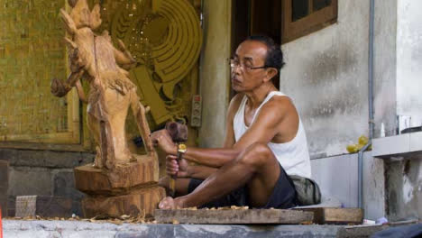 Plano-Amplio-De-Mano-De-Tallador-De-Madera-Creando-Esculturas