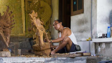 Handheld-Weitwinkelaufnahme-Eines-Holzschnitzers,-Der-Skulptur-Erstellt