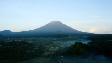 Disparo-De-Drone-Descendiendo-Y-Mirando-Al-Volcán-Monte-Agung
