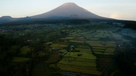 Disparo-De-Drone-Alejándose-Del-Volcán-Monte-Agung