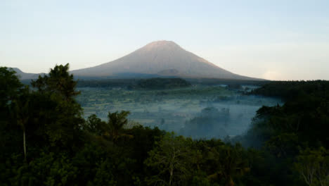 Drohnenschuss-Fliegt-über-Bäume-In-Richtung-Mount-Agung-Vulkanung