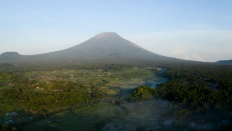 Drone-Shot-Ascendiendo-Y-Mirando-Hacia-El-Volcán-Monte-Agung