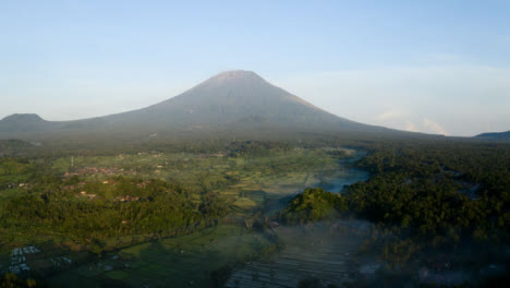 Drohnenaufnahme-Aufsteigend-und-Mit-Blick-Auf-Den-Vulkan-Agung