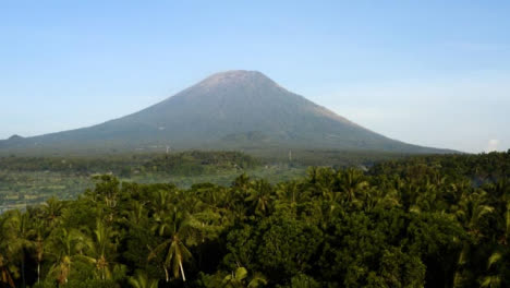 Drohnenaufnahme-Beim-Aufsteigen-und-Blick-Auf-Den-Vulkan-Agung