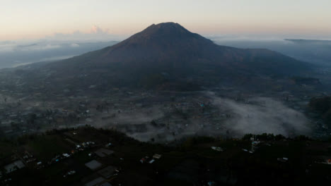 Disparo-De-Drone-Inclinándose-Hacia-Arriba-Revelando-El-Volcán-Monte-Batur