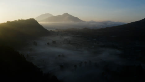 Disparo-De-Drone-Volando-Hacia-El-Volcán-Monte-Batur