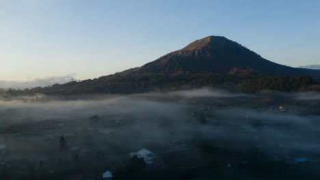 Drohnenschuss-Aufsteigend-über-Tief-Hängenden-Nebel-Um-Den-Vulkan-Batur