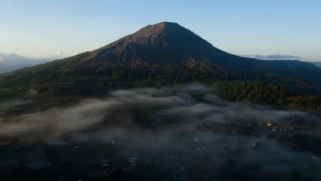 Disparo-De-Drone-Volando-Hacia-E-Inclinándose-Hacia-Arriba-Revelando-El-Volcán-Monte-Batur