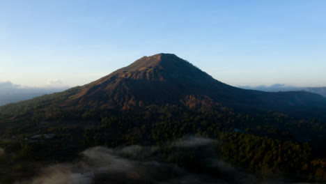 Drohnenschuss-Aufsteigend-Mit-Blick-Auf-Den-Vulkan-Mount-Batur