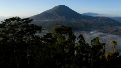 Drohnenschuss-Fliegt-über-Bäume-In-Richtung-Mount-Batur-Vulkan