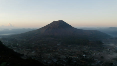 Disparo-De-Drone-Volando-Lejos-Del-Volcán-Monte-Batur