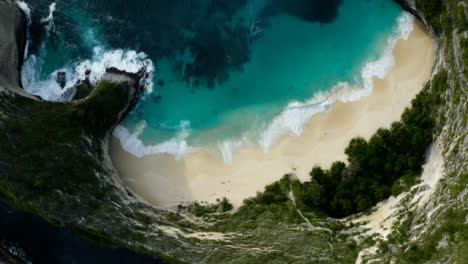 Drone-Shot-Ascending-Above-Nusa-Penida-Island-Beach