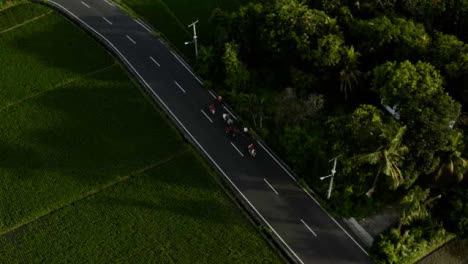 Drone-Shot-Orbitando-Grupo-De-Jinetes-En-La-Carretera