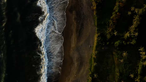 Drohnenschuss-Aufsteigend-über-Wellen-Am-Schwarzen-Sand-Pigstone-Strand