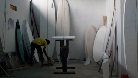 Plano-Amplio-De-Mano-De-La-Formadora-De-Tablas-De-Surf-En-Su-Taller