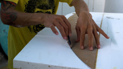 Handheld-Close-Up-Shot-of-Surfboard-Shaper-Tracing-Onto-Polystyrene-Board