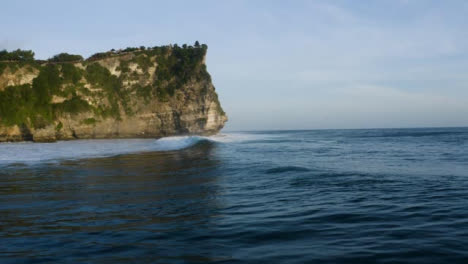 Disparo-De-Drone-Volando-Sobre-Las-Olas-De-La-Costa-De-Uluwatu