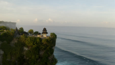 Drohnenschuss-Fliegt-Am-Uluwatu-Tempel-Vorbei