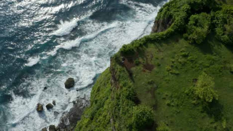 Drohnenschuss-Umkreist-Eine-Person,-Die-Auf-Einer-Klippe-Steht