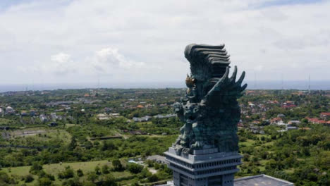 Disparo-De-Drone-Orbitando-águila-Vishnu-Estatua-De-Citas