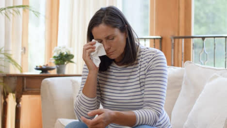 Plano-General-De-Mujer-De-Mediana-Edad-Visiblemente-Molesta-Frotándose-El-Ojo-Con-Tejido