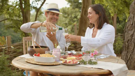 Weitwinkelaufnahme-Eines-Paares-Mittleren-Alters,-Das-Ein-Abendessen-Im-Freien-Genießt?