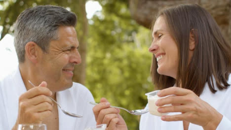 Primer-Plano-De-Una-Pareja-De-Mediana-Edad-Comiendo-Yogur-Durante-El-Desayuno