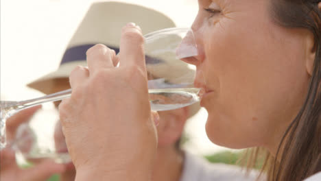Ziehen-Sie-Den-Fokus-Von-Einem-Mann-Mittleren-Alters-Auf-Seine-Frau,-Während-Sie-Wein-Trinken-Drink