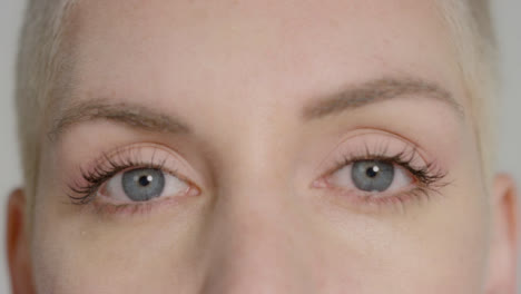 Extreme-Nahaufnahme-Eines-Weiblichen-Models,-Das-Ihre-Blauen-Augen-öffnet