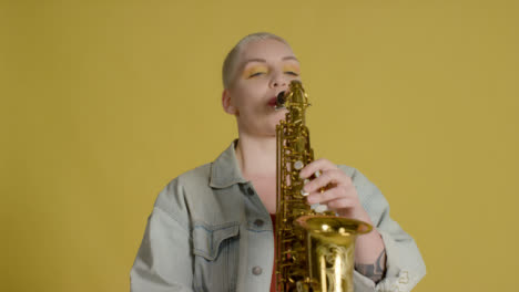 Retrato-De-Modelo-Tocando-El-Saxofón-Alto
