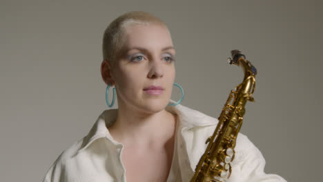 Porträtaufnahme-Eines-Weiblichen-Models,-Das-Mit-Saxophon-Posiert