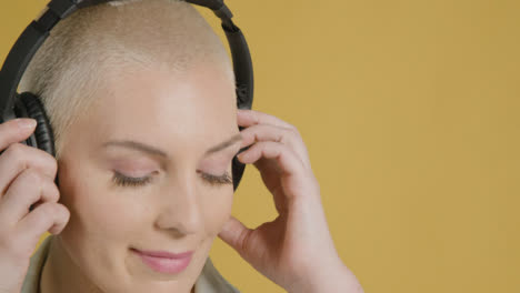 Weibliches-Model-Posiert-Mit-Over-Ear-Kopfhörern