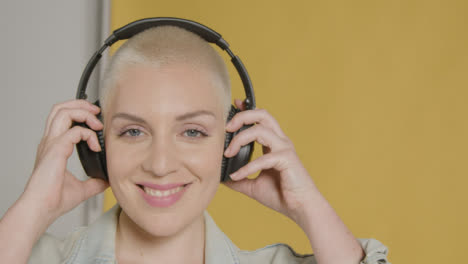 Weibliches-Model-Posiert-Mit-Over-Ear-Kopfhörern-07