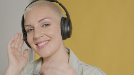 Weibliches-Model-Posiert-Mit-Over-Ear-Kopfhörern-09