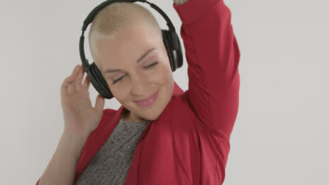 Female-model-wearing-blazer-listening-to-headphones-and-dancing-05