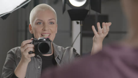 Fotografin,-Die-Fotos-Während-Der-Studio-Portrait-Sitzung-Macht-06