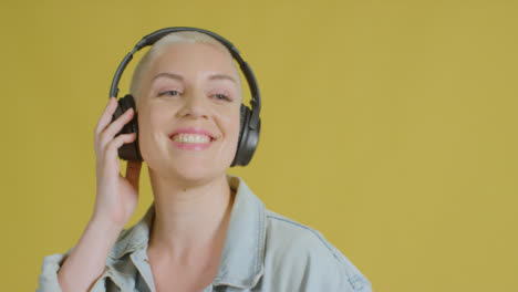Weibliches-Kaukasisches-Modell,-Das-Musik-über-Kopfhörer-Studioportrait-Hört-03