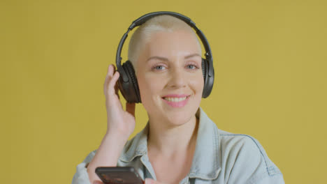 Weibliches-Kaukasisches-Modell,-Das-Musik-über-Kopfhörer-Studioportrait-Hört-08