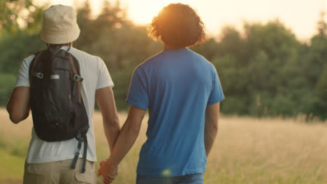 Kamerafahrt-Nach-Homosexuellen-Paaren,-Die-Bei-Sonnenuntergang-Spazieren-Gehen