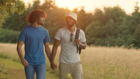 Kamerafahrt-Von-Homosexuellen-Paaren,-Die-Bei-Sonnenuntergang-Spazieren-Gehen