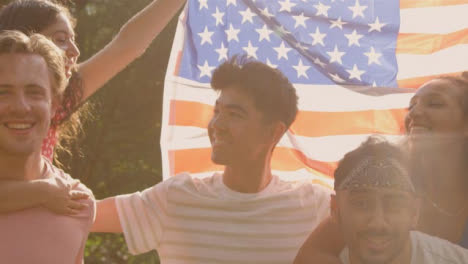 Kameraschwenk-Von-Einigen-Jungen-Multiethnischen-Amerikanischen-Freunden,-Die-Herumspielen-Und-Lächeln