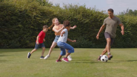 Kamerafahrt-Eines-Erwachsenen-Beim-Fußballspielen-Mit-Einer-Gruppe-Von-Kindern-01
