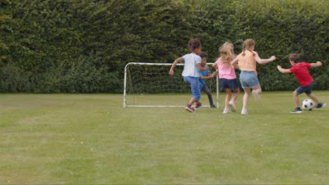 Kamerafahrt-Einer-Gruppe-Von-Kindern,-Die-Fußball-Spielen-08
