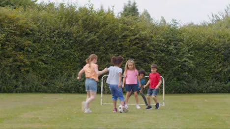 Kamerafahrt-Einer-Gruppe-Von-Kindern-Beim-Fußballspielen-09