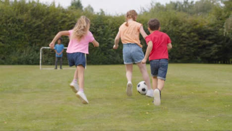 Kamerafahrt-Einer-Gruppe-Von-Kindern,-Die-Fußball-Spielen-10